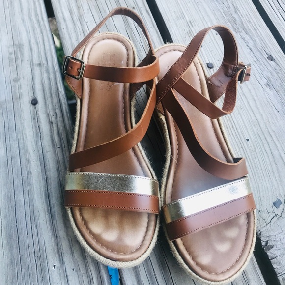 Coach and Four Women’s Brown & Gold Strap Sandals Size 7M - Picture 2 of 6